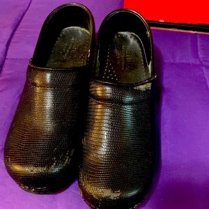Women’s size 38 black clogs, scuff marks on top of both shoes